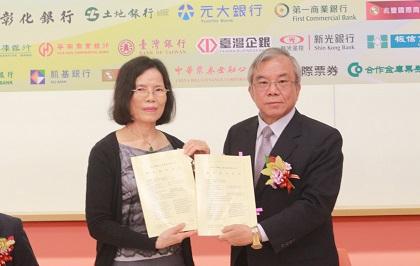 彰化銀行董事長張明道代表銀行團與大成鋼公司董事長謝麗雲簽訂聯貸合約