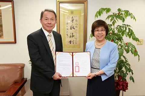 彰銀26日宣布員工持股信託方案上路,由彰銀董事長凌忠嫄(右)與該行員工持股信託委員會主委凃鴻堯(左)完成簽約。