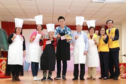 彰銀攜手華山送愛到家!17日舉辦「料理紅黃軍」廚藝PK賽,請財政部長蘇建榮(右4)、彰銀董座凌忠嫄(右3)、藝人蔣偉(左4)文、華山副秘書長李秀娟(左2)及華山李奶奶(左3)同場秀廚藝,分享創意年菜。