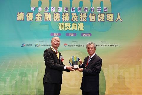 圖左為金管會副主任委員許永欽,右為彰化銀行總經理黃瑞沐。