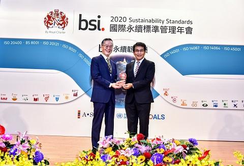 右為彰化銀行副總經理陳斌、左為台灣永續能源研究基金會董事長暨無任所大使簡又新。
