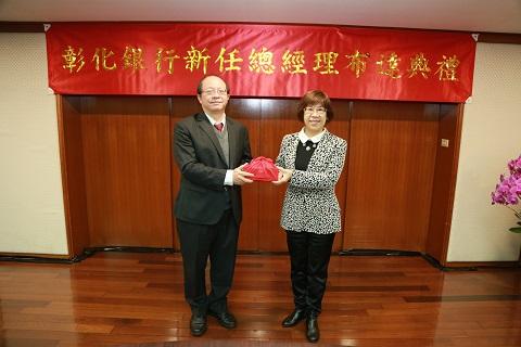 圖右為彰化銀行董事長凌忠嫄,左為彰化銀行總經理周朝崇。