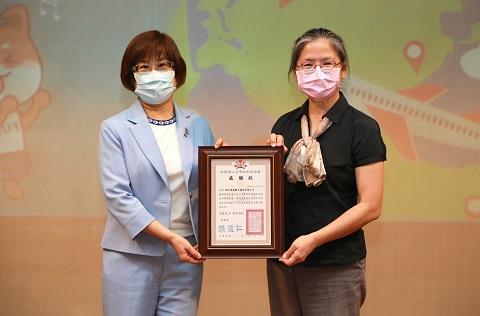 左為彰化銀行董事長凌忠嫄，右為社團法人台灣失智症協會秘書長湯麗玉。