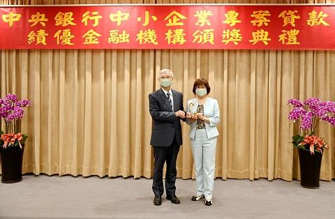 圖說：「中小企業專案貸款績優金融機構」頒獎典禮，由央行總裁楊金龍(左)頒獎，彰化銀行董事長凌忠嫄(右)代表受獎。