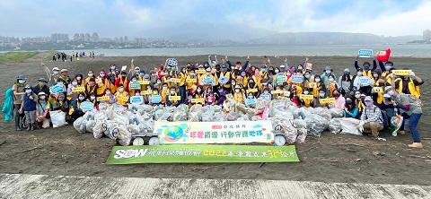 彰銀10月29日舉辦台北場淨灘活動，百名志工以實際行動保護海洋和土地