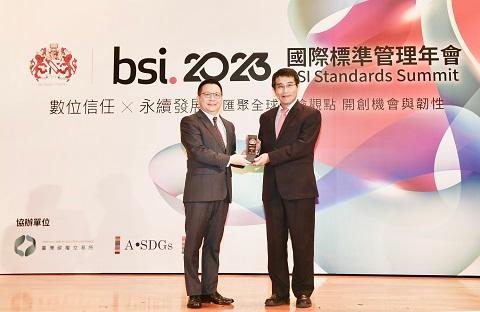 彰銀連續4年榮獲英國標準協會(BSI)最高評價之「永續韌性領航獎」，由臺灣證券交易所董事長林修銘頒發獎座，彰銀副總經理陳斌代表領獎。