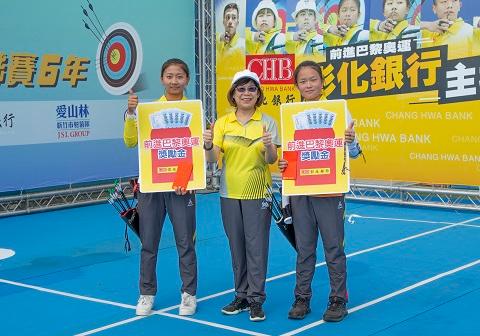 董事長凌忠嫄(中)頒發入選奧運國家代表隊選手激勵獎金，左為選手邱意晴、右為選手李彩綺。
