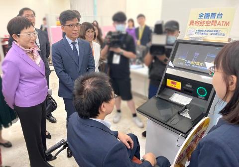 彰銀領先同業設置全台首台容膝式ATM，前排右金管會主委彭金隆、前排左財政部部長莊翠雲
