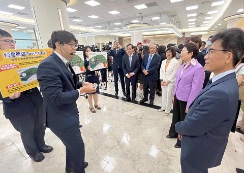 彰銀推出全台首張視障信用卡，右一金管會主委彭金隆、右二財政部部長莊翠雲、右三彰銀董事長凌忠嫄、右四彰銀總經理周朝崇、右五金管會證期局局長張振山